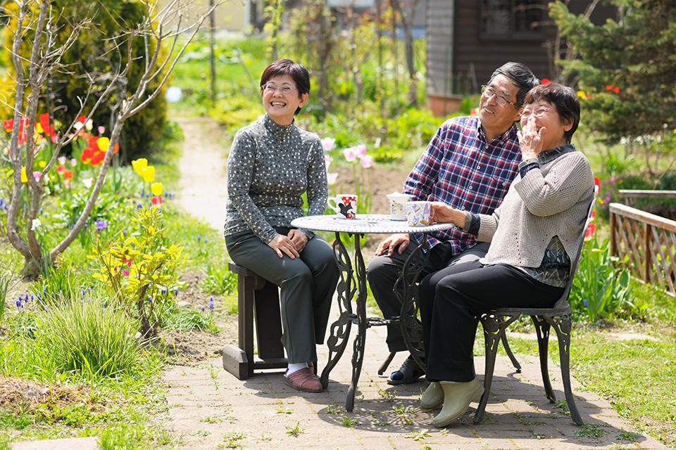 写真：鶴岡さんご夫妻と奥様の妹さん